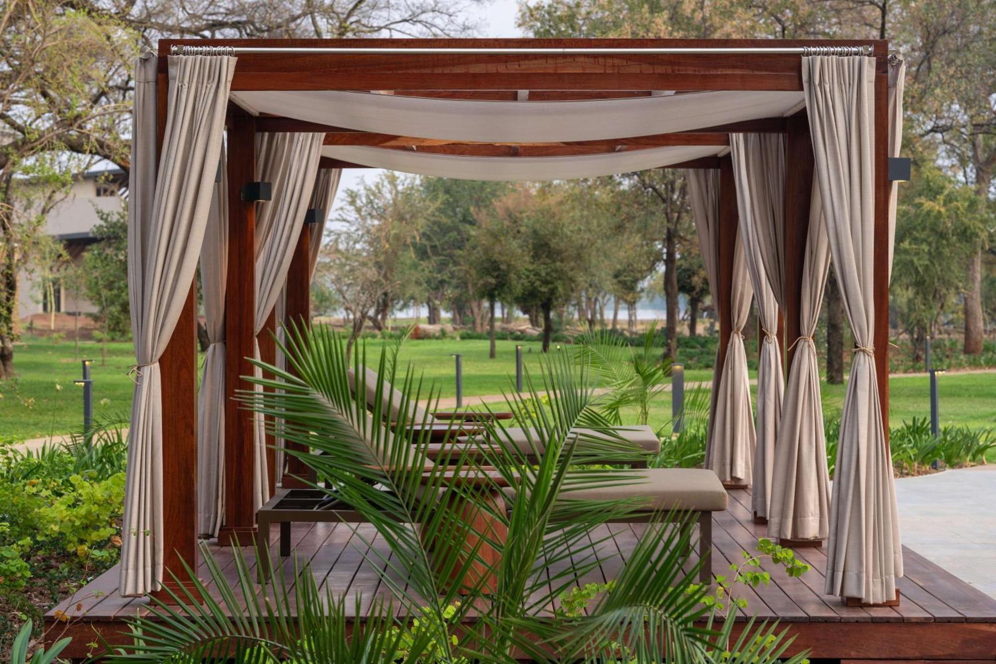 Radisson Blu Mosi-Oa-Tunya Livingstone Resort מראה חיצוני תמונה
