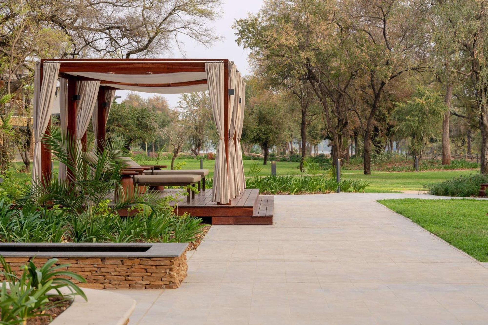 Radisson Blu Mosi-Oa-Tunya Livingstone Resort מראה חיצוני תמונה